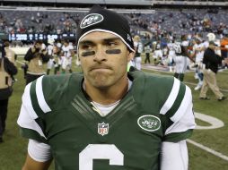 Mark Sánchez sale triste luego de otra derrota de los Jets en la temporada. AP  /