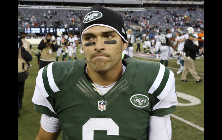 Mark Sánchez sale triste luego de otra derrota de los Jets en la temporada. AP  /