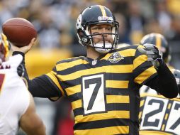 Roethlisberger completó tres pases de anotación en el partido con todo y el uniforme que sacaron los Acereros. AP  /