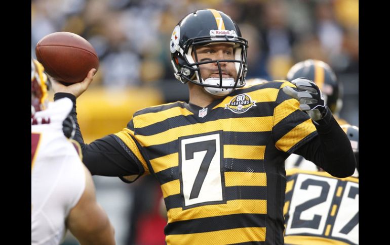 Roethlisberger completó tres pases de anotación en el partido con todo y el uniforme que sacaron los Acereros. AP  /