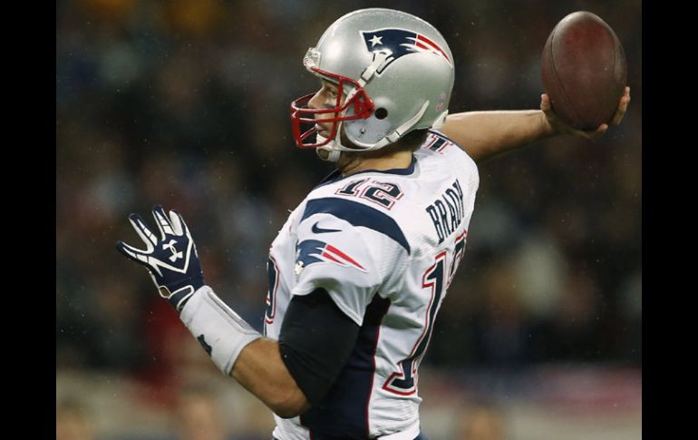 Tom Brady supo llevar a otro triunfo a los Patriotas en Wembley. AP  /