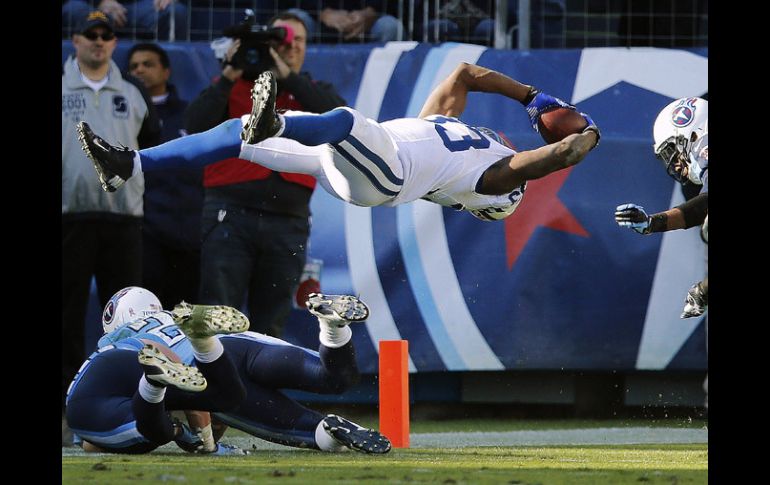 Vick Ballard dio un salto desde la yarda 4 buscando anotar para ganar el partido. AP  /