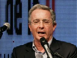 Álvaro Uribe aseguró que mientras hacen política en Oslo, las FARC continúan asesinando, secuestrando y extorsionando. EFE  /