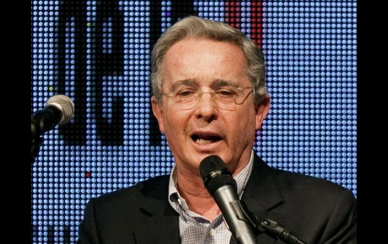 Álvaro Uribe aseguró que mientras hacen política en Oslo, las FARC continúan asesinando, secuestrando y extorsionando. EFE  /