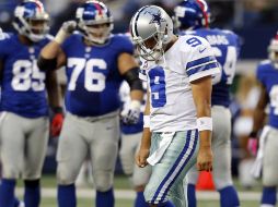 Romo sale como la viva imagen de la derrota luego del juego ante los Gigantes. AP  /