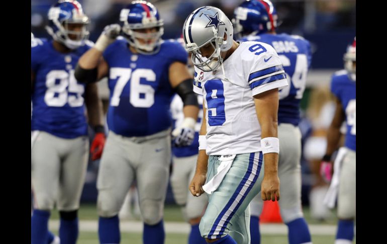 Romo sale como la viva imagen de la derrota luego del juego ante los Gigantes. AP  /