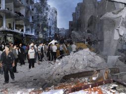 Ciudadanos sirios en el lugar donde se registró la explosión de un coche bomba en el barrio de Def al Shuk en Damasco. EFE  /