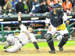 La del gane. Ryan Theriot se barre en home, para anotar la carrera del título para San Francisco. AFP  /