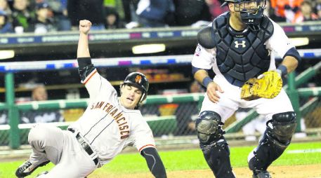 La del gane. Ryan Theriot se barre en home, para anotar la carrera del título para San Francisco. AFP  /