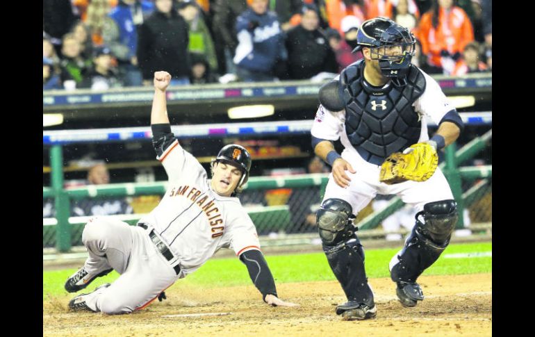 La del gane. Ryan Theriot se barre en home, para anotar la carrera del título para San Francisco. AFP  /