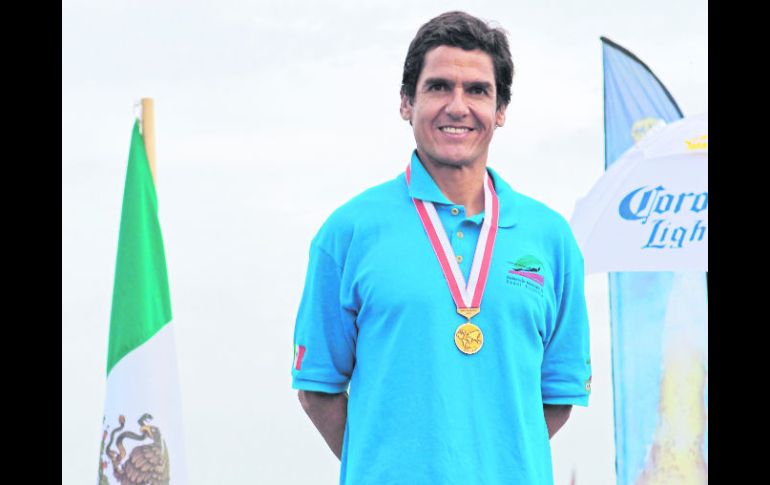 Orgulloso. Francisco Ángel posa con su medalla, tras la actividad dominical.  /