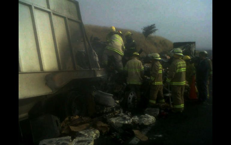 Cuerpos de rescate del estado desplegaron una movilización hasta el lugar para sofocar el fuego y rescatar a las víctimas. ESPECIAL  /