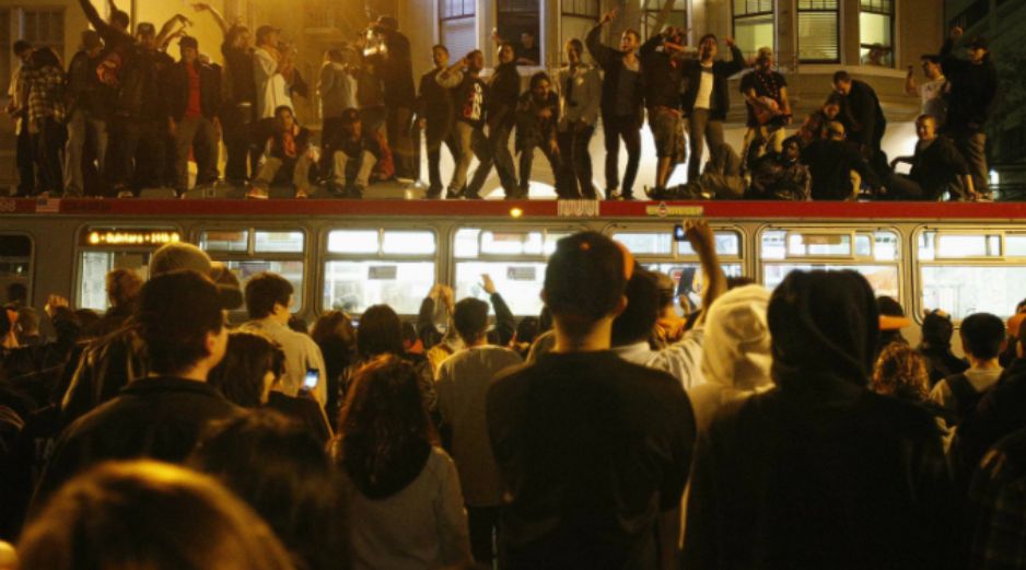 Un autobús del transporte público fue incendiado por los aficionados. REUTERS  /