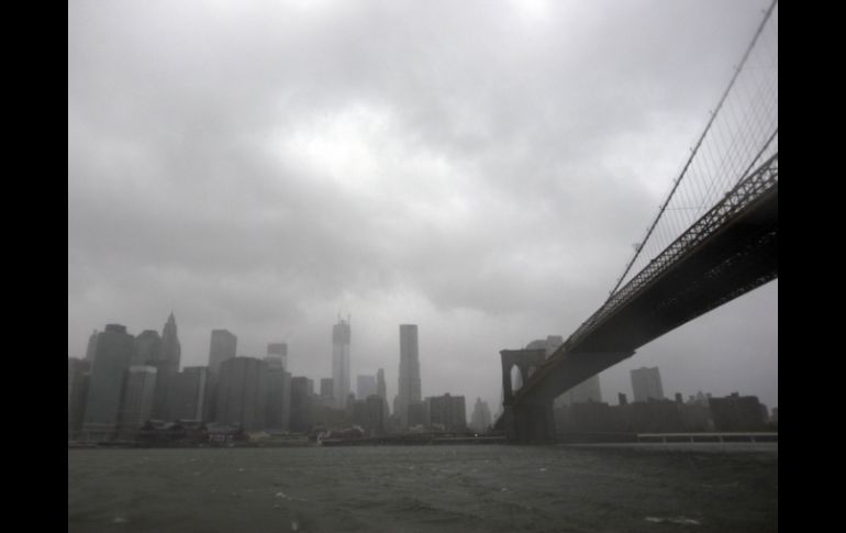 Las preocupaciones sobre la recuperación económica en EU alimentaron las compras de seguridad por el huracán Sandy. REUTERS  /