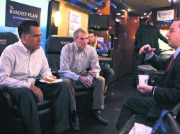 Mitt Romney con miembros de su equipo abordo del autobús de campaña. AFP  /