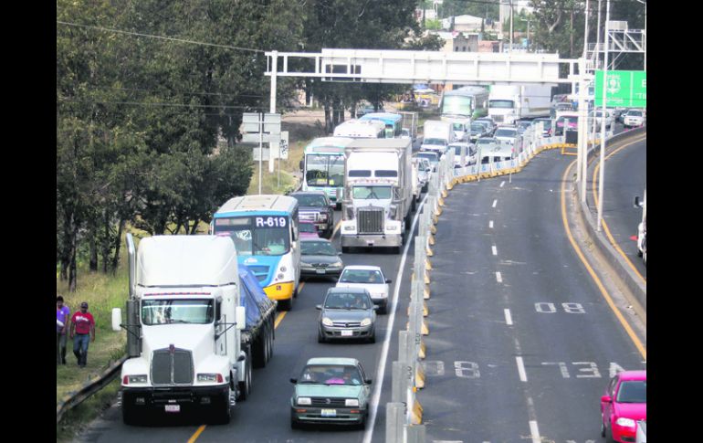 La obra en el retorno El Mante generó congestionamiento vial en el Periférico. La restricción de carriles se mantendrá por seis semanas  /