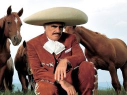 Vicente Fernández se ha caracterizado por su sencillez, el apoyo a su chofer lo demuestra. ARCHIVO  /