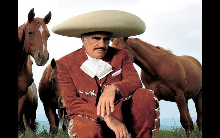 Vicente Fernández se ha caracterizado por su sencillez, el apoyo a su chofer lo demuestra. ARCHIVO  /