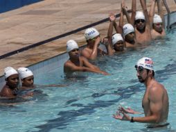 Dentro de la piscina, Phelps dio  consejos a los chicos en técnicas de respiración, postura y movimiento de brazos. AP  /