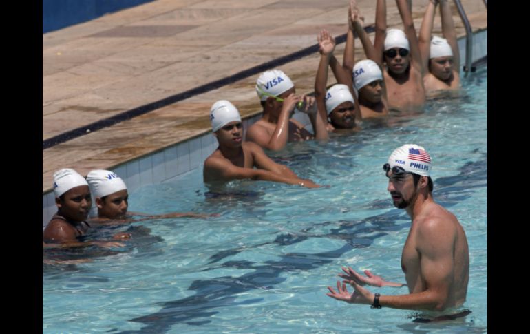 Dentro de la piscina, Phelps dio  consejos a los chicos en técnicas de respiración, postura y movimiento de brazos. AP  /