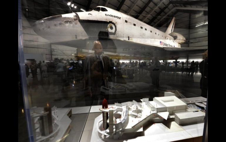 Un visitante contempla la maqueta de lo que será el centro de exposición de la nave. EFE  /