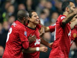 Javier 'Chicharito' Hernández (centro) espera seguir anotando goles con los Red Devils. EFE  /