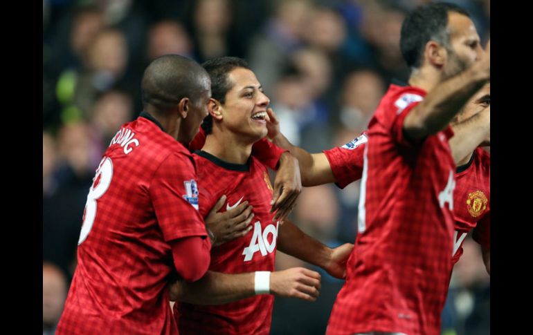 Javier 'Chicharito' Hernández (centro) espera seguir anotando goles con los Red Devils. EFE  /