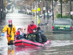 En Litte Ferry ponen a salvo a damnificados a bordo de una lancha inflable. El agua inundó la ciudad de Nueva Jersey. REUTERS  /