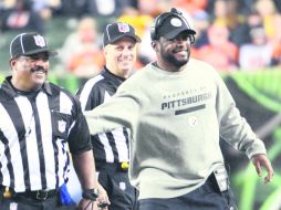 Sonrisas. Mike Tomlin bromea con los oficiales, tras revisar una jugada.  /