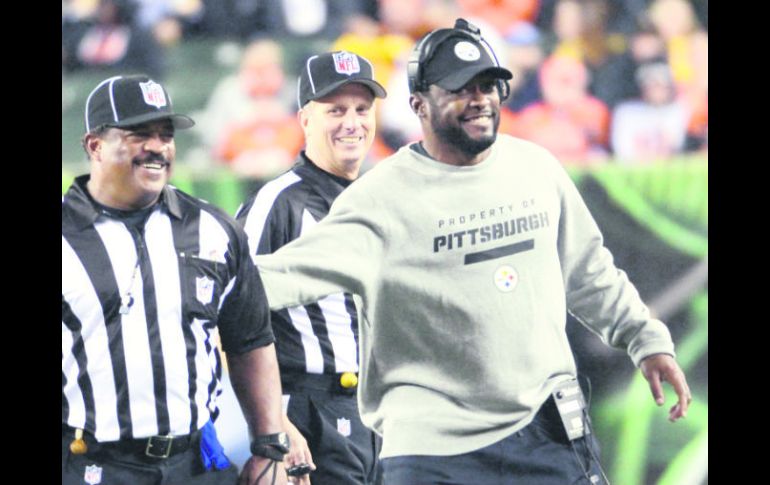 Sonrisas. Mike Tomlin bromea con los oficiales, tras revisar una jugada.  /