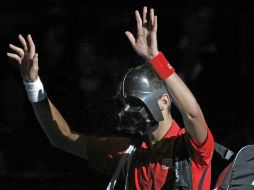 El tenista serbio con la cabeza cubierta por una máscara de Darth Vader, el malvado  personaje de la saga ''Star Wars''. AP  /