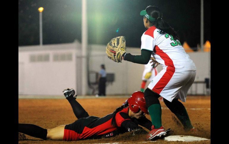 La Federación Internacional de softbol aprobó fusionarse con el organismo rector del beisbol. ARCHIVO  /