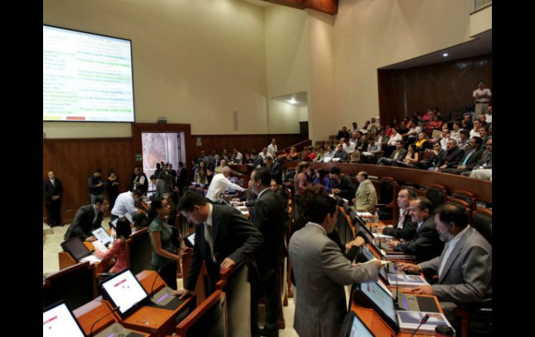 Los diputados recibieron la Oficialía de Partes del proyecto presupuestal para el 2013, al mediodía de hoy. ARCHIVO  /