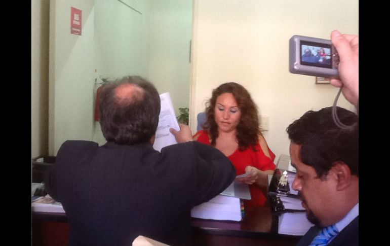 Imagen de la entrega del proyecto de Presupuesto 2013, a las oficinas del Congreso local.  /