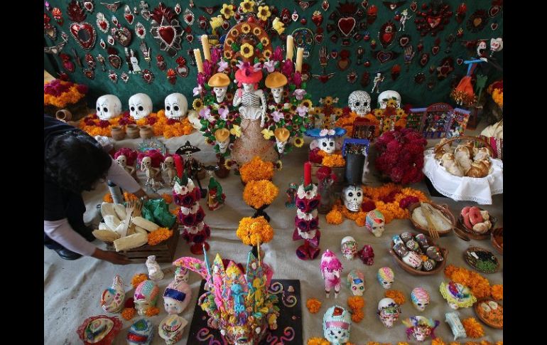 México festeja a sus muertos con tradición mesoamericana y