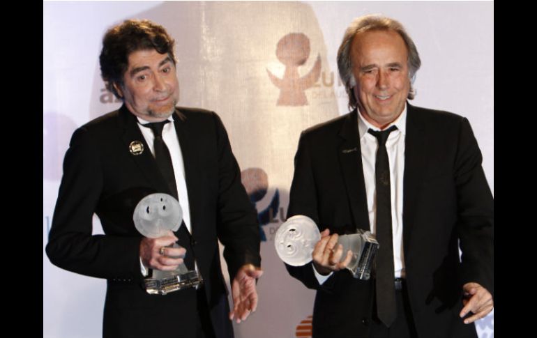 Joan Manuel Serrat (I), y Joaquin Sabina (D) posan durante la ceremonia Lunas del Auditorio Nacional. AP  /