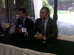 En rueda de prensa, Juan Alonso Niño (izq), nuevo titular del CCIJ, a lado su antecesor, Juan Manuel Herrera.  /