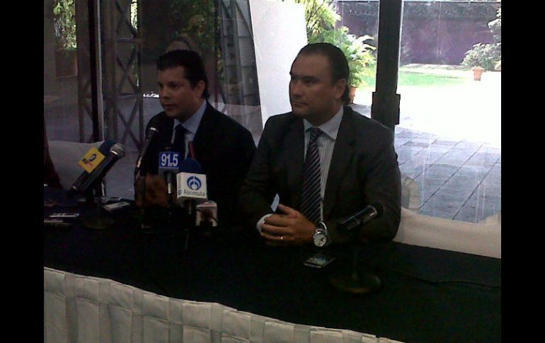 En rueda de prensa, Juan Alonso Niño (izq), nuevo titular del CCIJ, a lado su antecesor, Juan Manuel Herrera.  /