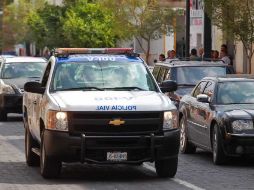 Autos estacionados en línea amarilla, sobre la banqueta, o donde hay disco que indica la prohibición, es una constante.  /