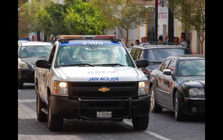 Autos estacionados en línea amarilla, sobre la banqueta, o donde hay disco que indica la prohibición, es una constante.  /