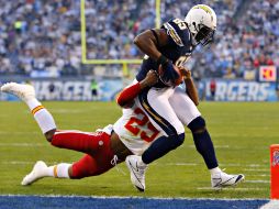 Antonio Gates (der) recibe el primer pase de anotación en el partido para dar rumbo a la victoria de San DIego. REUTERS  /