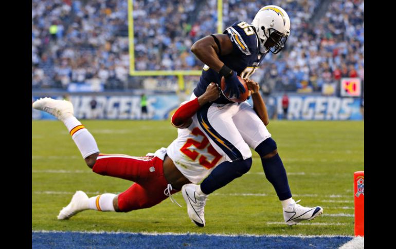 Antonio Gates (der) recibe el primer pase de anotación en el partido para dar rumbo a la victoria de San DIego. REUTERS  /