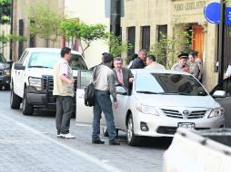 Algunos políticos fueron sorprendidos con sus vehículos estacionados en zona prohibida. No se informó si serán sancionados.  /