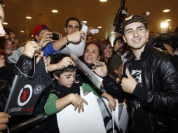 A su llegada a Barcelona , ha sido recibido por un centenar de componentes de su grupo de fans. REUTERS  /