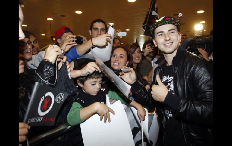 A su llegada a Barcelona , ha sido recibido por un centenar de componentes de su grupo de fans. REUTERS  /