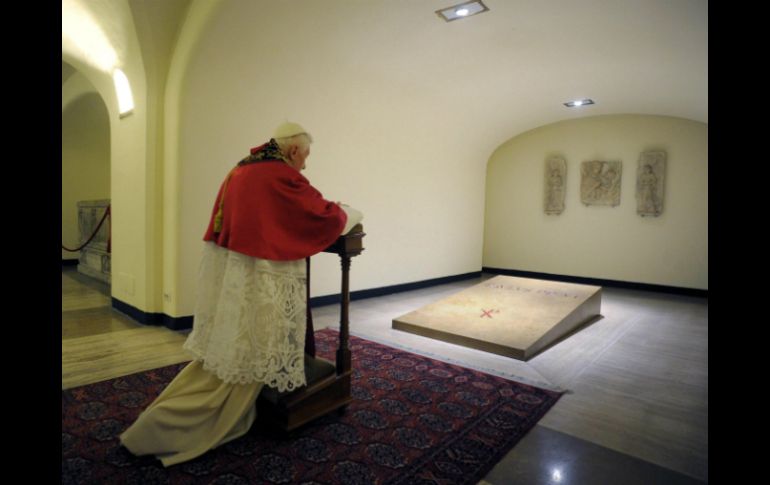 Benedicto XVI dedicó hoy un momento de oración por los Papas difuntos de la Iglesia católica. EFE  /