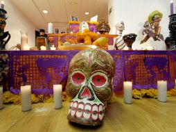 La ofrenda, con todo el colorido de la tradición mexicana, se montó en el recinto cultural Luis Cardoza y Aragón. NTX  /