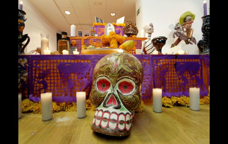 La ofrenda, con todo el colorido de la tradición mexicana, se montó en el recinto cultural Luis Cardoza y Aragón. NTX  /