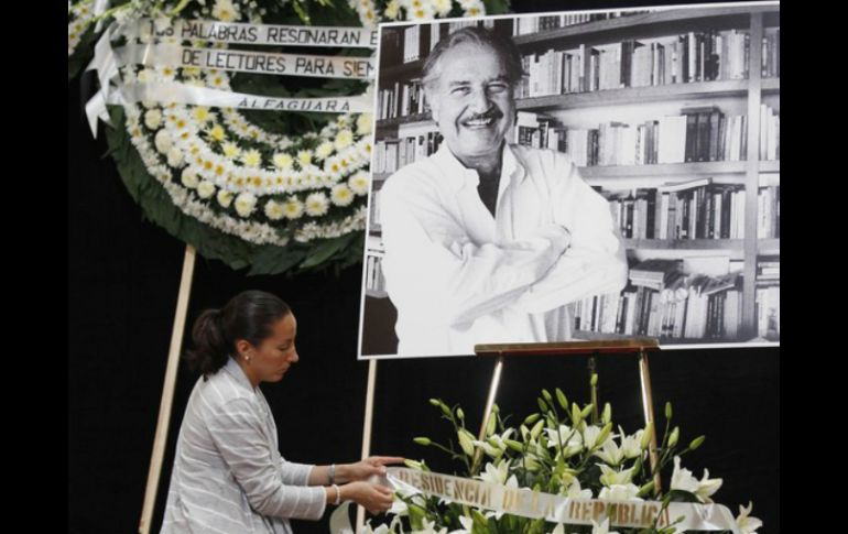 El escritor Carlos Fuentes, fue uno de los más homenajeados este Día de Muertos. ARCHIVO  /