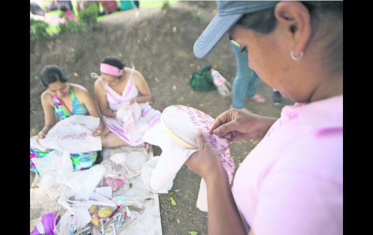 Parque revolución. Cada domingo es el punto de reunión para bordar pañuelos.  /